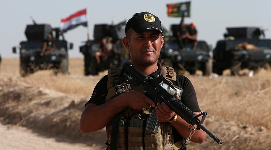 Một binh sỹ của quân đội Iraq sẵn sàng đợi lệnh tấn công Mosul
