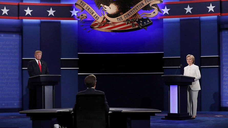 Ông Donald Trump và bà Hillary trong cuộc tranh luận lần 3.