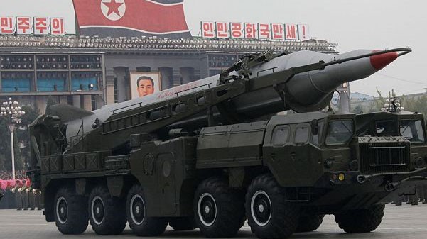 Tên lửa Triều Tiên trên quảng trường Kim Nhật Thành ở thủ đô Bình Nhưỡng.