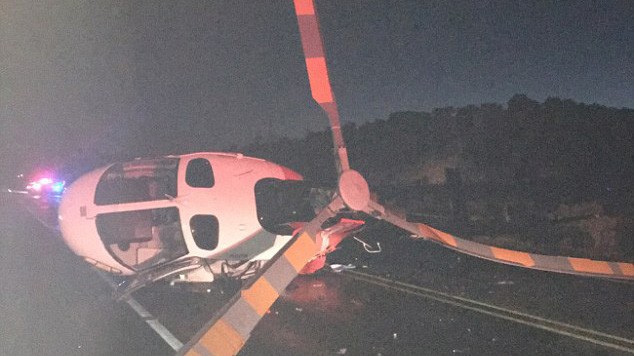 Chiếc trực thăng nằm trên đường sau khi bị chiếc ô tô đâm.