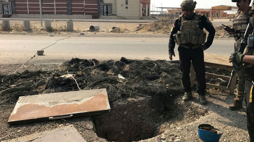 Binh sỹ Iraq đang kiểm tra một đường hầm của IS ở Bartella, Iraq hôm 27/10
