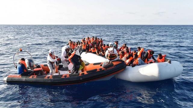 Một số người di cư được lực lượng cứu hộ cứu thoát ở ngoài khơi Libya hôm 3/11