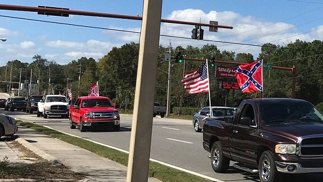 Hàng chục chiếc xe cắm cờ in tên ông Trump lượn khắp các điểm bỏ phiếu ở Florida vài giờ trước khi cuộc bầu cử chính thức bắt đầu