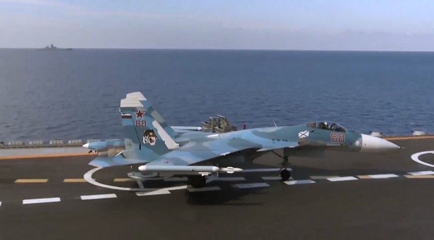 Chiến đấu cơ Su-33 trên tàu sân bay Đô đốc Kuznetsov