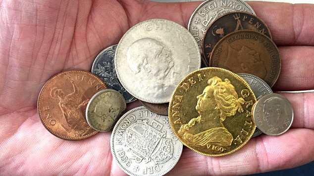 Đồng tiền vàng cực hiếm nổi bật giữa những đồng bình thường khác