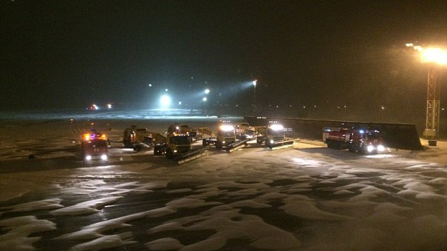 Chiếc máy bay hạ cánh khẩn cấp xuống sân bay Tolmachevo ở Novosibirsk, Nga 