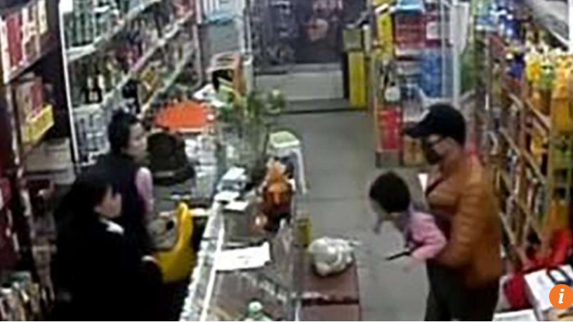 Hình ảnh từ camera giám sát cho thấy người đàn ông bịt mặt tay cầm dao giữ bé gái 3 tuổi làm con tin trong cửa hàng ở Thiên Tân, Trung Quốc