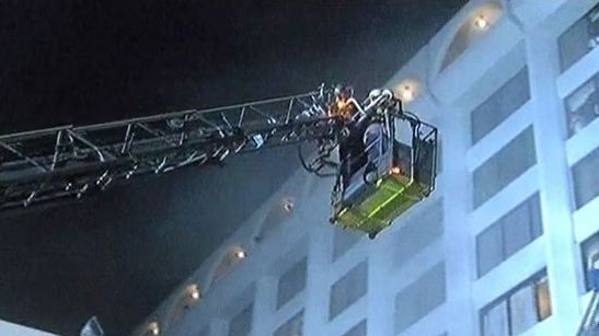 Lực lượng cứu hộ nỗ lực dập lửa tại khách sạn ở Karachi, Pakistan