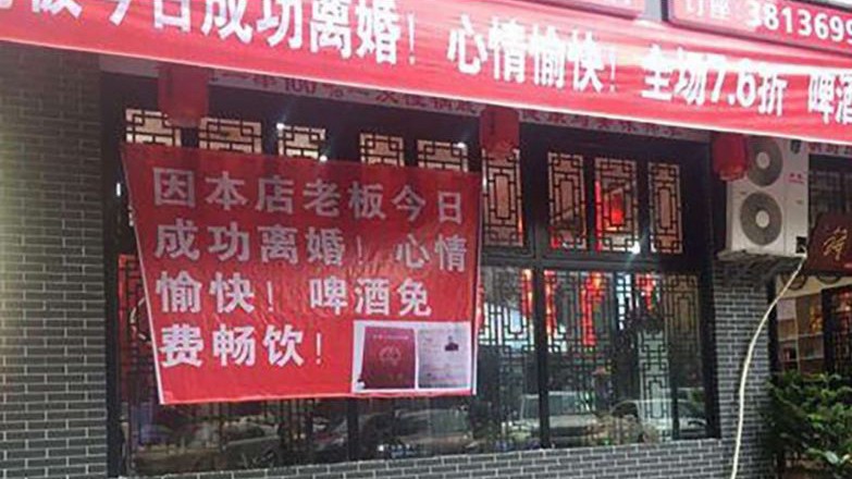 Tấm biển đỏ thông báo chương trình khuyến mại lạ lùng cùng bản photo giấy chứng nhận ly hôn của chủ nhà hàng