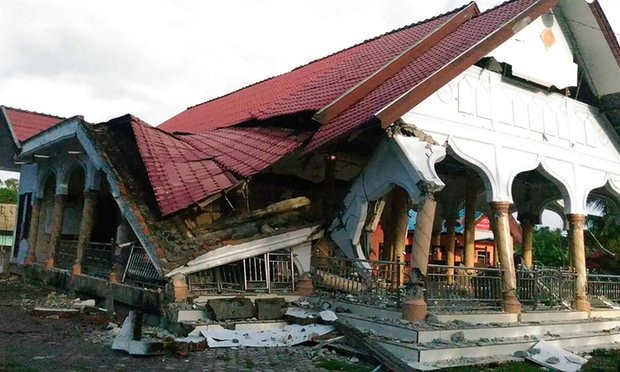 Một ngôi nhà bị sụp đổ vì trận động đất ở Aceh, Indonesia hôm 7/12.