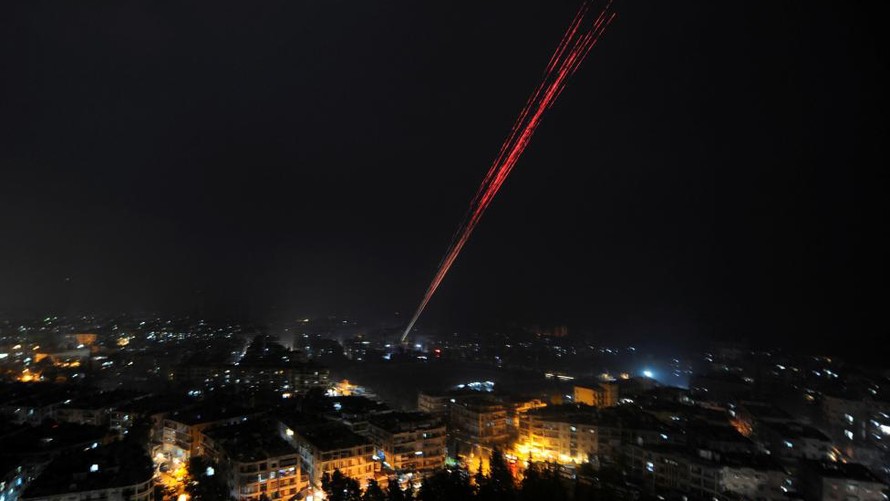 Pháo sáng được bắn lên để mừng chiến thắng Aleppo, Syria.