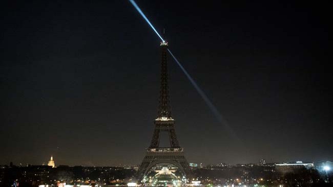 Tháp Eiffel được tắt đèn tối ngày 15/12