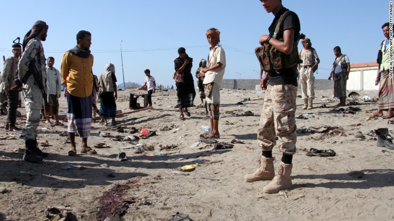 Hiện trường vụ đánh bom đẫm máu hôm nay, 18/12 tại căn cứ quân sự ở Aden, Yemen.