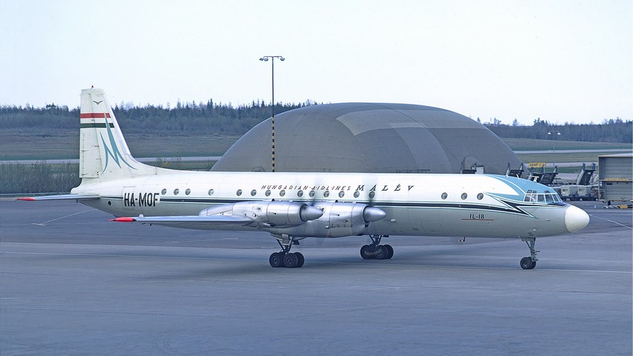 Hình minh họa một chiếc Il-18