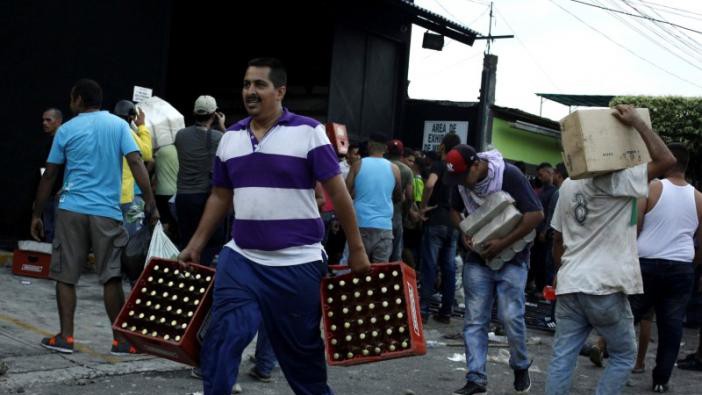 Tình trạng cướp bóc xảy ra tại nhiều nơi ở Venezuela sau quyết định đổi tiền của Tổng thống Nicolas Maduro.