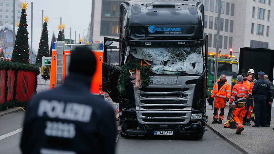 Chiếc xe tải tử thần khiến 12 người thiệt mạng, 48 người bị thương trong vụ tấn công chợ Giáng sinh ở Berlin, Đức ngày 19/12.