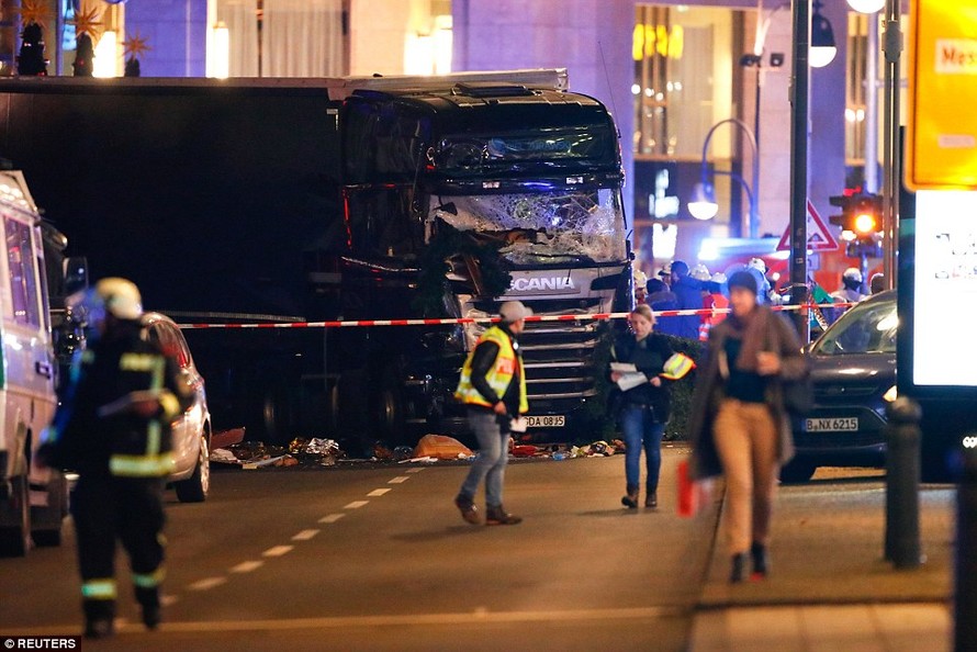 Hiện trường vụ khủng bố chợ Giáng sinh ở Berlin, Đức hôm 19/12. Ảnh: RT
