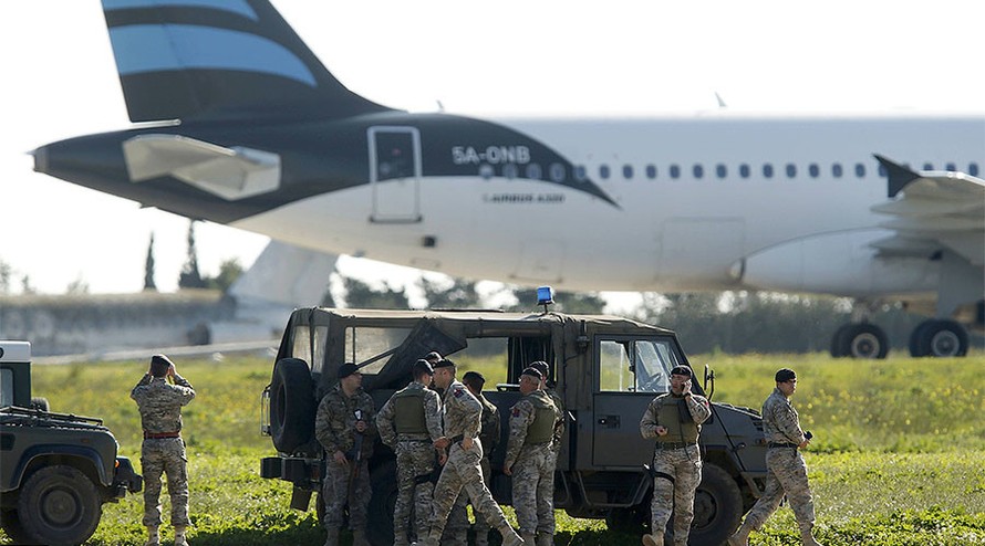 Lực lượng có vũ trang bao vây chiếc máy bay Libya bị không tặc kiểm soát ở sân bay Malta.