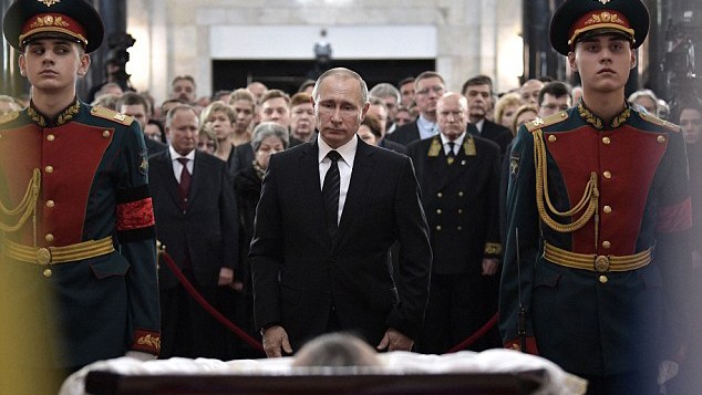 Tổng thống Nga Vladimir Putin trước linh cữu đại sứ Nga Andrei Karlov.