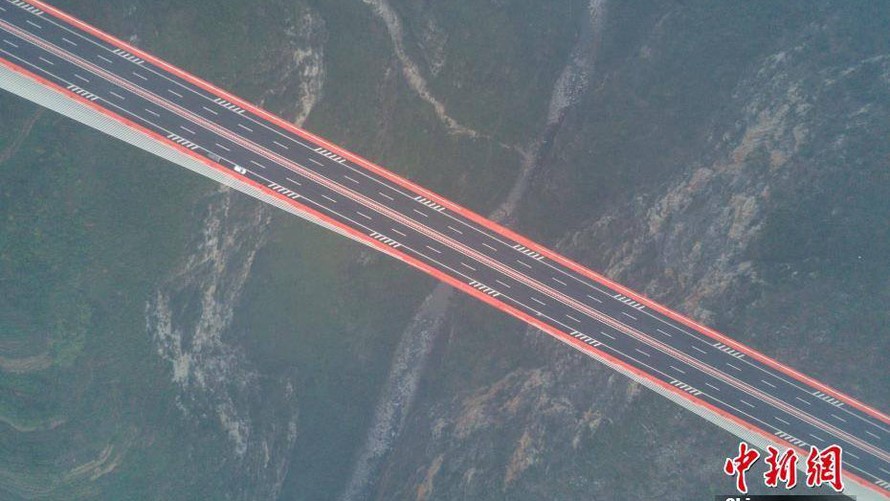 Hôm 29/12, Trung Quốc thông xe cây cầu cao nhất thế giới nằm ở tây nam nước này.