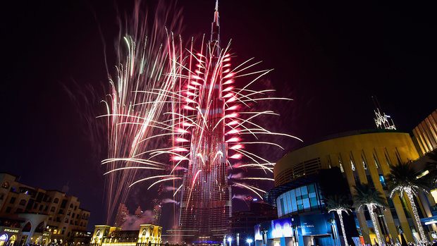 Pháo hoa thắp sáng tòa tháp Burj Khalifa của Dubai đêm giao thừa 