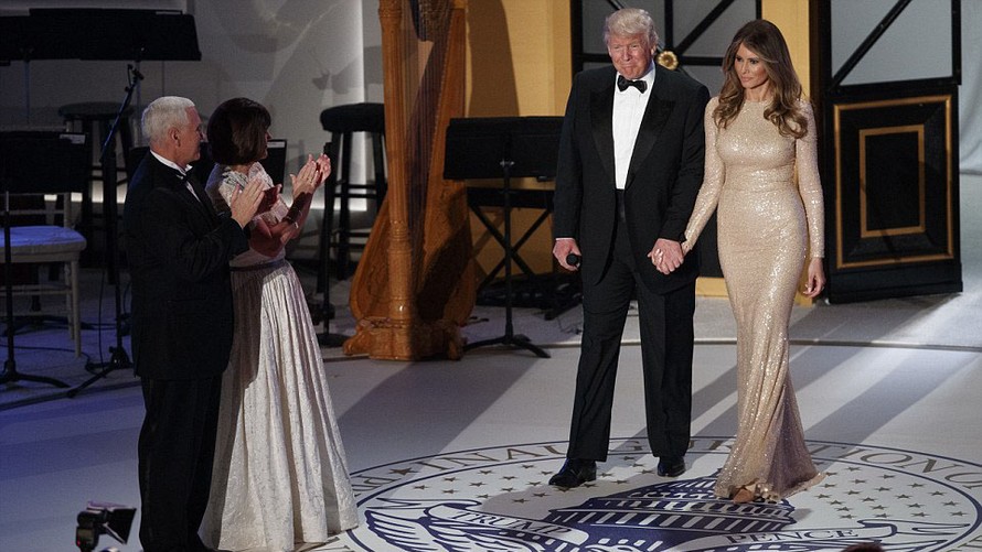 Tổng thống mới đắc cử Mỹ Donald Trump cùng phu nhân Melania bước ra sân khấu dạ tiệc