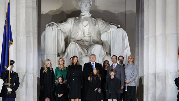 Tổng thống Donald Trump cùng gia đình chụp ảnh lưu niệm trước Đài tưởng niệm Lincoln