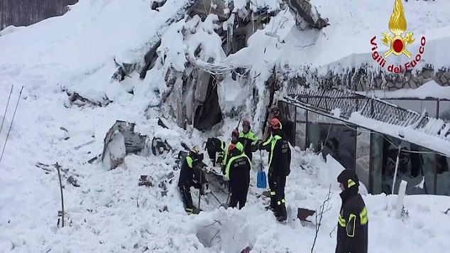 Vụ lở tuyết chôn vùi một khách sạn ở Italia