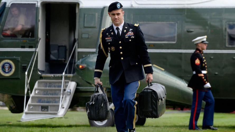 Một phụ tá của tổng thống Barack Obama xách chiếc vali hạt nhân vào Nhà Trắng hồi tháng 5/2016