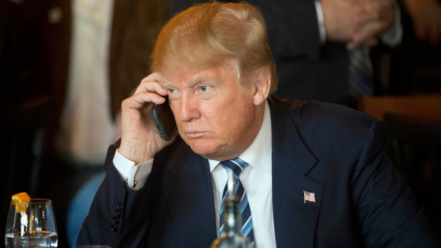 Ông Trump sẽ buộc phải từ bỏ chiếc điện thoại chạy hệ điều hành Android của mình trước khi nhậm chức Tổng thống Mỹ