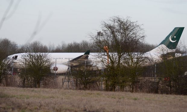 Chiếc máy bay của PIA hạ cánh an toàn xuống sân bay Stansted