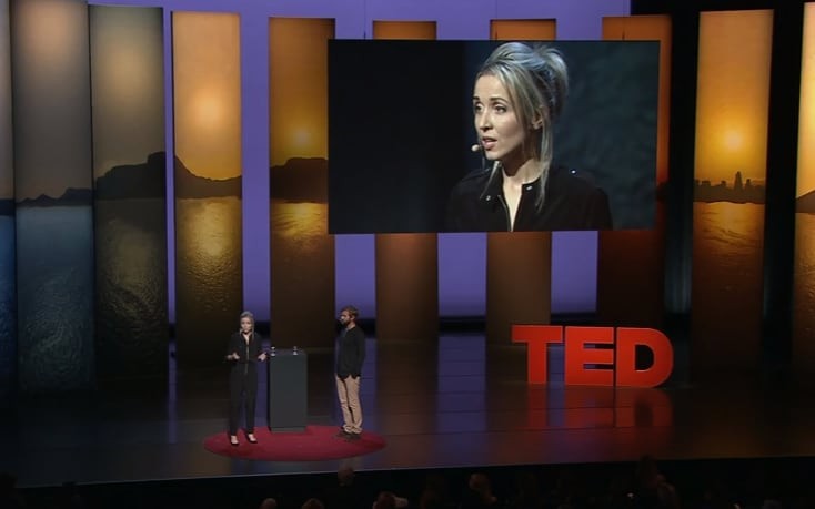 Elva và Stranger trên sân khấu chương trình TED Talks