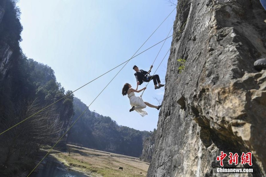 Cặp đôi liều mình vách núi nằm bên bờ sông Tương Giang.