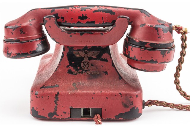 Chiếc điện thoại màu đỏ của Hitler được bán với giá 5,5 tỷ VND.