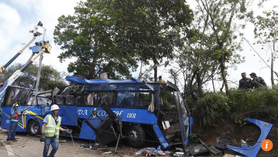 Chiếc xe nát bét sau vụ tai nạn kinh hoàng khiến 14 người thiệt mạng.