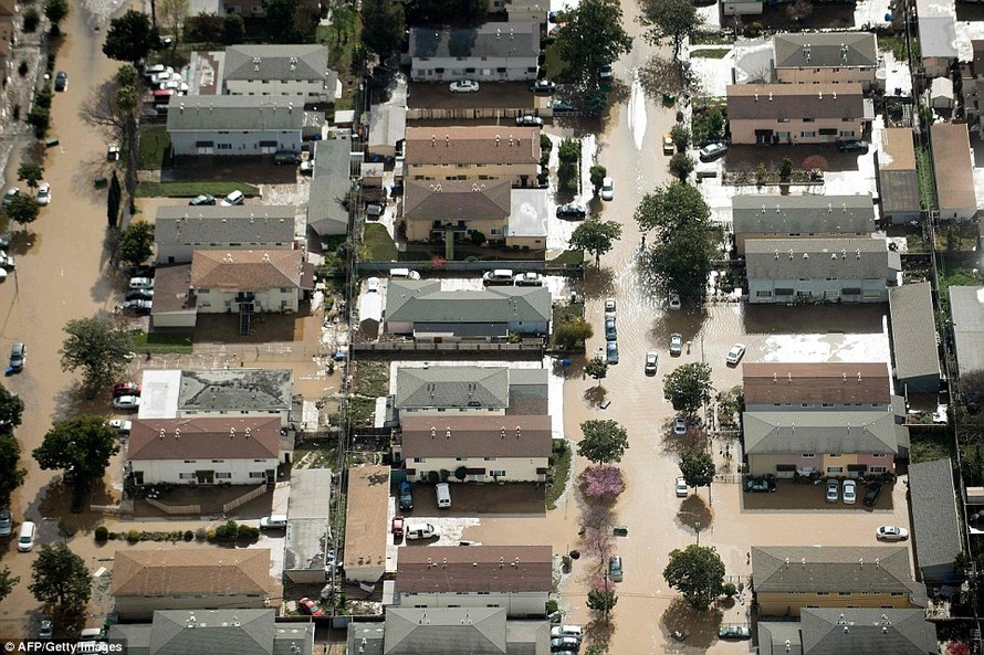 Các ngôi nhà ở San Jose chìm trong nước lũ.