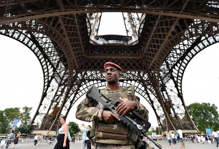 Một binh sỹ canh giữ tháp Eiffel, Paris, Pháp