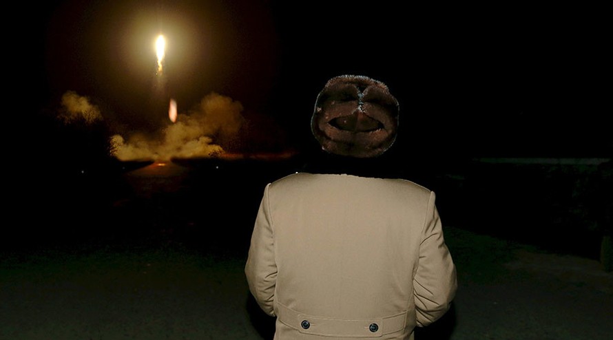 Lãnh đạo Triều Tiên Kim Jong Un thị sát một cuộc phóng tên lửa