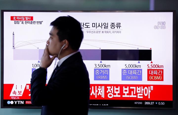 Thông tin vụ phóng tên lửa của Triều Tiên được phát sóng trên truyền hình Hàn Quốc.