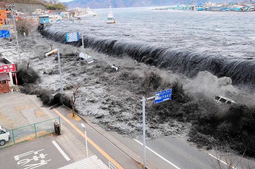 Khoảnh khắc cơn sóng thần khổng lồ ập vào Miyako ở tỉnh Iwate hôm 11/3/2011.