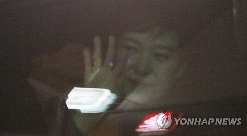Tổng thống Hàn Quốc bị phế truất Park Geun Hye ngồi trong xe vẫy chào người ủng hộ khi bà rời khỏi Nhà Xanh hôm 12/3.