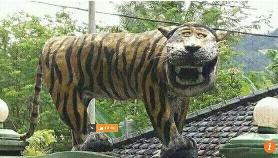 Tượng hổ cười xấu lạ đứng ngạo nghễ bên ngoài căn cứ quân sự ở Cisewu, tỉnh Tây Java, Indonesia suốt 6 năm qua