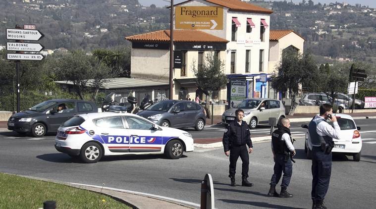 Cảnh sát bên ngoài trường trung học Alexis de Tocqueville sau vụ xả súng