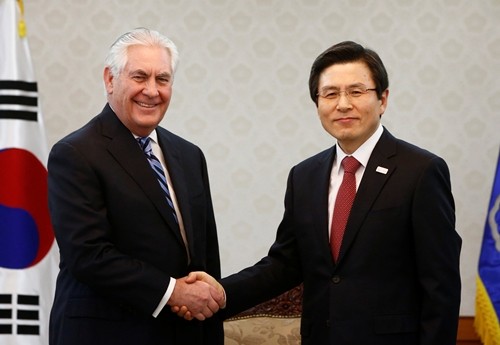 Ngoại trưởng Mỹ Rex Tillerson bắt tay quyền Tổng thống Hàn Quốc Hwang Kyo-ahn hôm 17/3 tại Seoul.