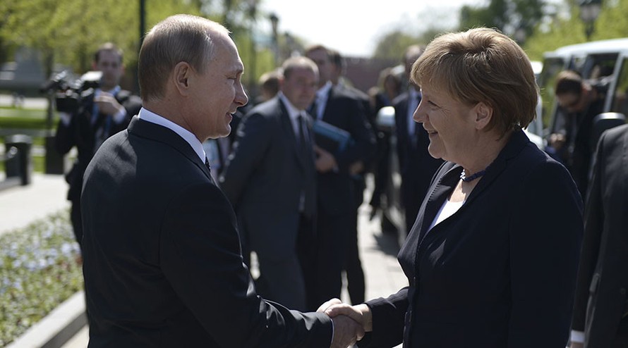 Tổng thống Nga Vladimir Putin (trái) và Thủ tướng Đức Angela Merkel tại Moscow năm 2015. 