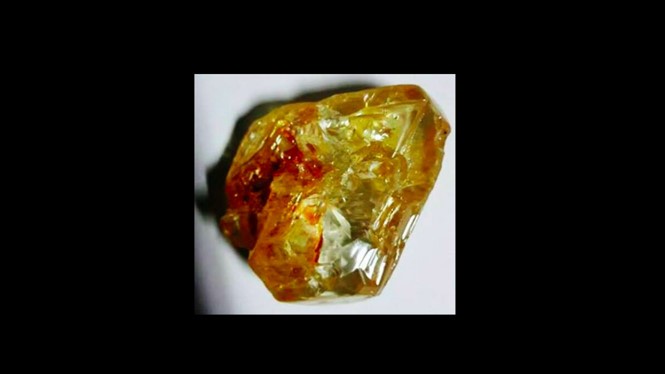 Viên kim cương được mục sư Emmanuel Momoh đào được ở mỏ Kono, Sierra Leone.
