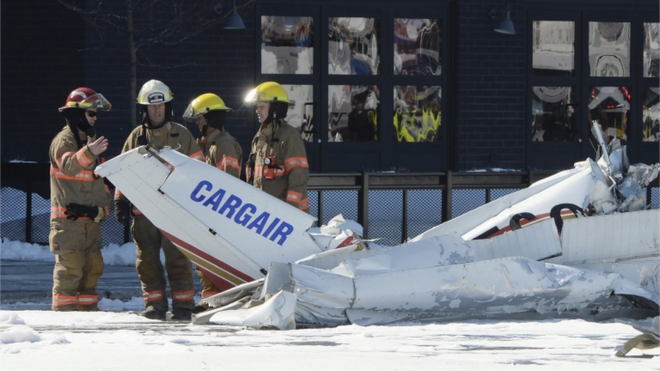 Một trong hai chiếc máy bay đâm xuống mái trung tâm thương mại ở Montreal, Canada
