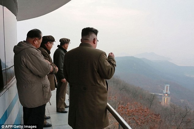 Lãnh đạo Triều Tiên Kim Jong Un thị sát một cuộc thử tên lửa