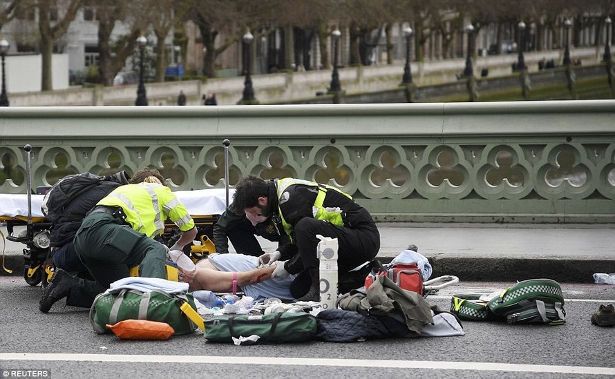 Một người bị thương trên cầu Westminster. 