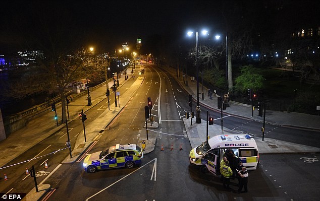 Xe cảnh sát tại cầu Westminster, nơi kẻ tấn công lao xe vào nhiều người và đâm vào cổng tòa nhà Quốc hội ANh. 